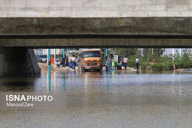 تداوم امدادرسانی آتش‌نشانان در سیلاب یزد 