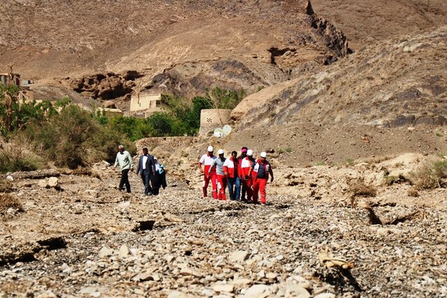 نجات دو بانوی سالخورده روستای داربند خرانق توسط بالگرد امداد هلال احمر یزد