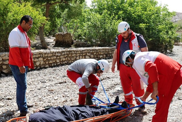 نجات دو بانوی سالخورده روستای داربند خرانق توسط بالگرد امداد هلال احمر یزد