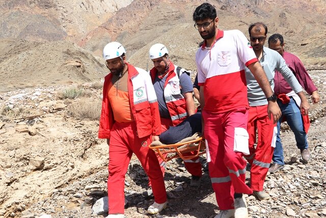 نجات دو بانوی سالخورده روستای داربند خرانق توسط بالگرد امداد هلال احمر یزد