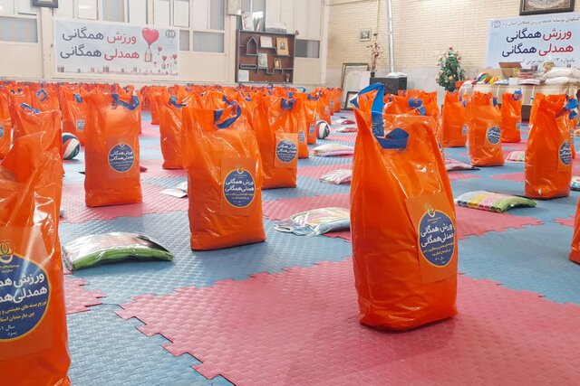 توزیع بستههای ورزشی و معیشتی ورزشکاران یزدی در بین نیازمندان