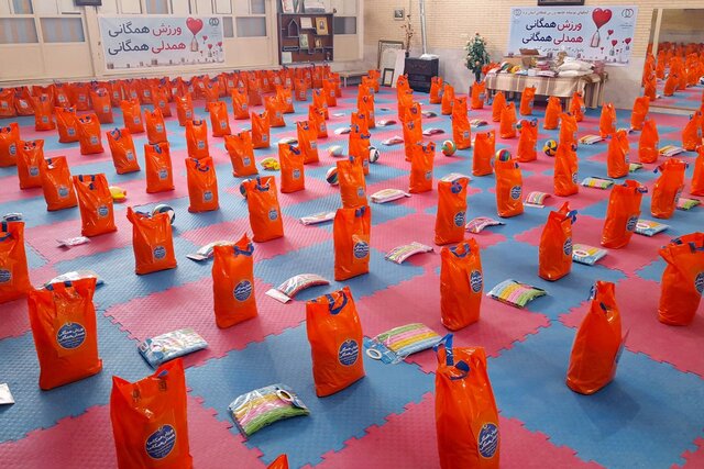 توزیع بسته‌های ورزشی و معیشتی ورزشکاران یزدی در بین نیازمندان