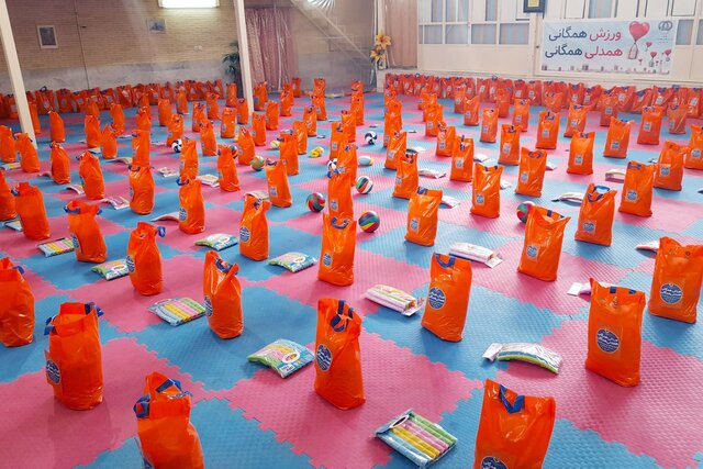 توزیع بستههای ورزشی و معیشتی ورزشکاران یزدی در بین نیازمندان