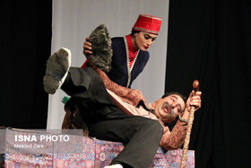 اجرای تئاتر شاد «آقا دلبر» در تالار هنر یزد