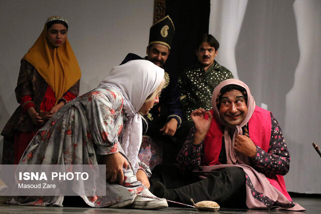 اجرای تئاتر شاد «آقا دلبر» در تالار هنر یزد