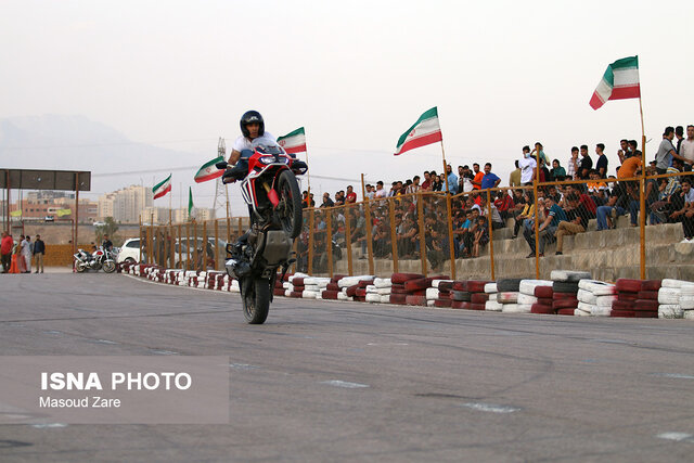 اجرای حرکات نمایشی موتورهای سنگین در پیست یزد