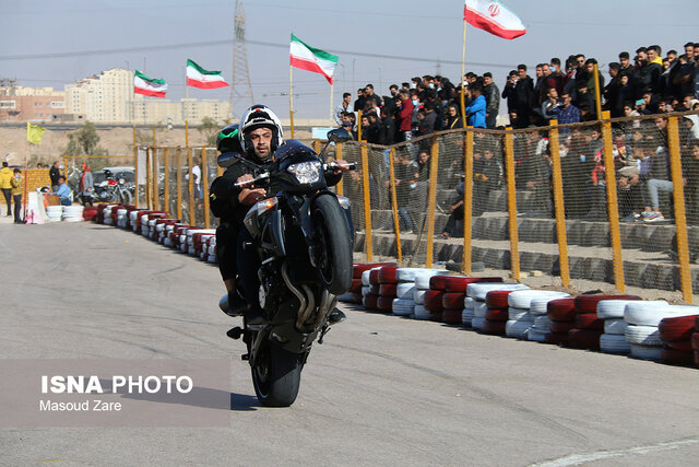 اجرای حرکات نمایشی موتورهای سنگین در پیست یزد