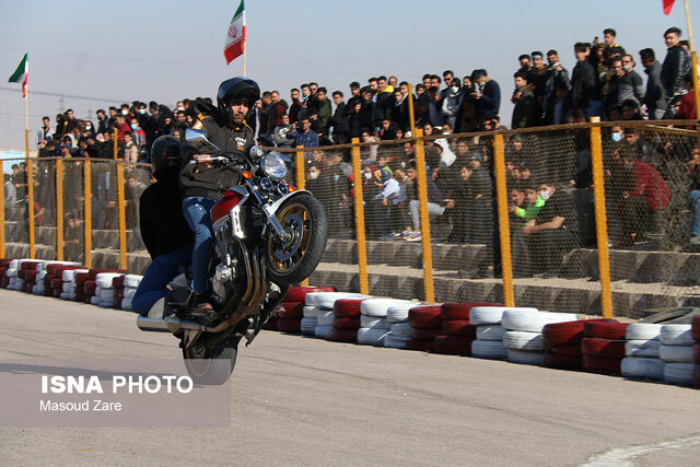 اجرای حرکات نمایشی موتورهای سنگین در پیست یزد