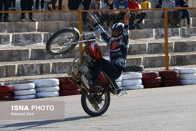 اجرای حرکات نمایشی موتورهای سنگین در پیست یزد