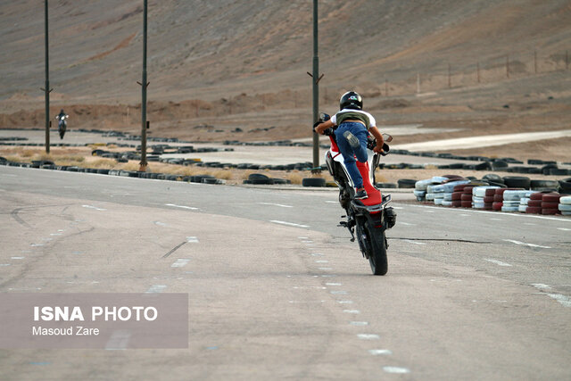 اجرای حرکات نمایشی موتورهای سنگین در پیست یزد