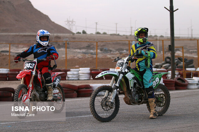 اجرای حرکات نمایشی موتورهای سنگین در پیست یزد