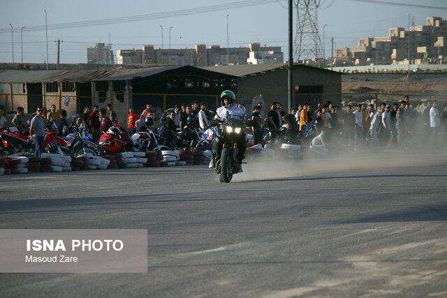 اجرای حرکات نمایشی موتورهای سنگین در پیست یزد