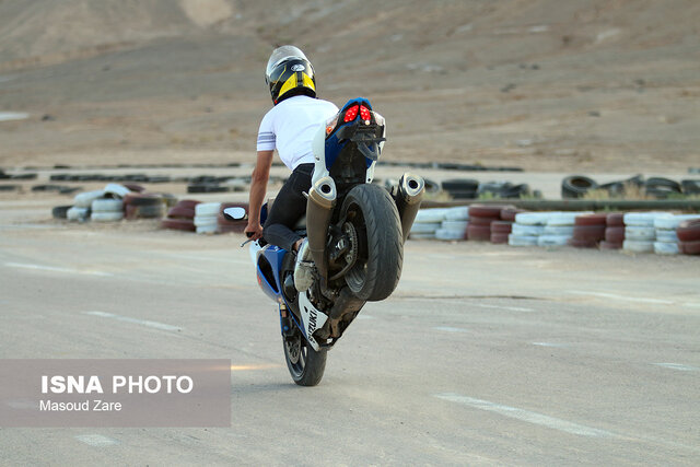 اجرای حرکات نمایشی موتورهای سنگین در پیست یزد