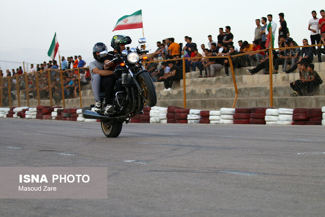 اجرای حرکات نمایشی موتورهای سنگین در پیست یزد