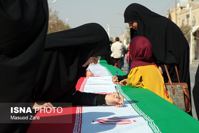 در حاشیه راهپیمایی ۱۳ آبان یزد؛ برای اقتدار پرچم 