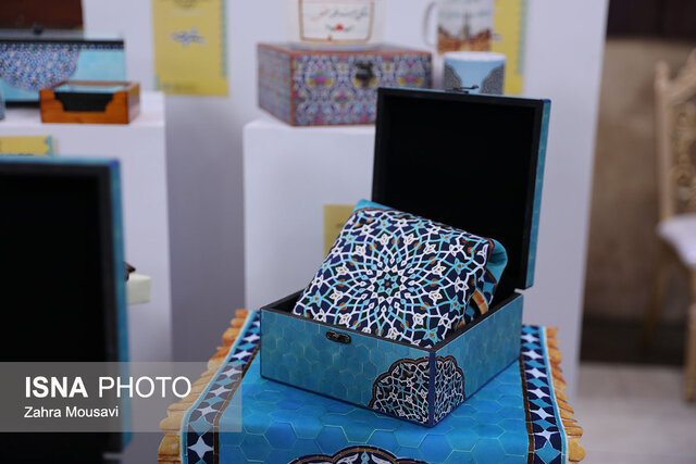 نمایشگاه آثار فاخر صنایع دستی یزد از قاب دوربین ایسنا