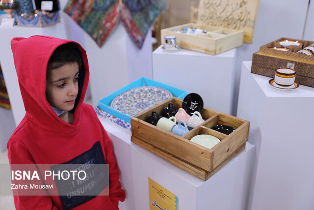 نمایشگاه آثار فاخر صنایع دستی یزد از قاب دوربین ایسنا 