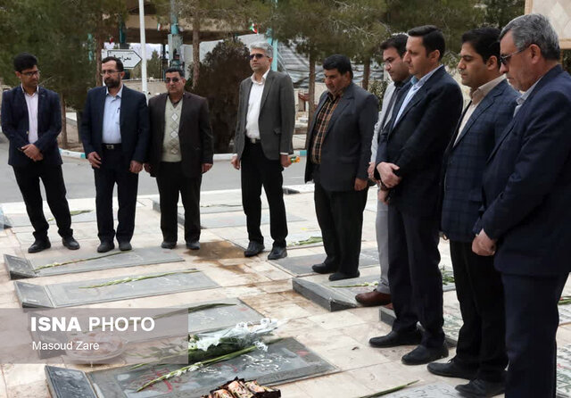 ادای احترام به شهید یزدی جهاددانشگاهی همزمان با دهه فجر