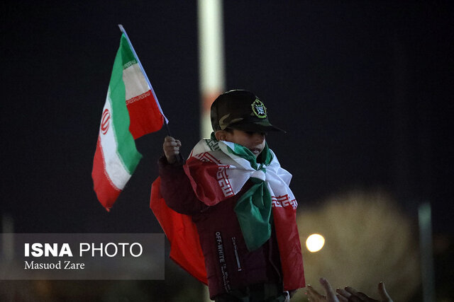 آسمان دارالعباده در جشن ۴۴ سالگی انقلاب روشن شد 