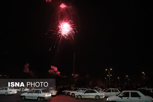 آسمان دارالعباده در جشن ۴۴ سالگی انقلاب روشن شد 