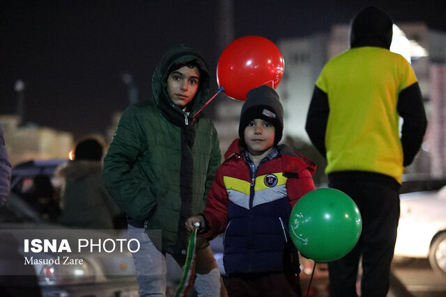 آسمان دارالعباده در جشن ۴۴ سالگی انقلاب روشن شد 