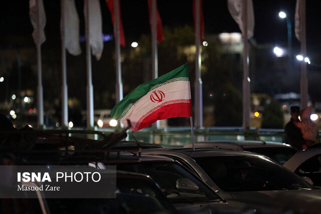 آسمان دارالعباده در جشن ۴۴ سالگی انقلاب روشن شد 