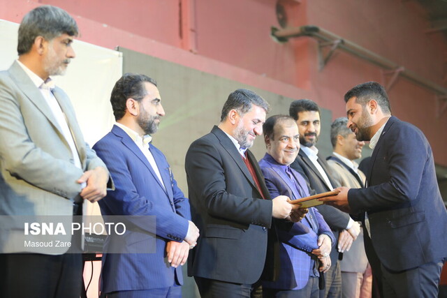 تجلیل از جوانان برگزیده استان یزد در جشن روز جوان