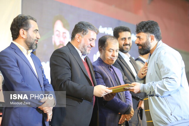 تجلیل از جوانان برگزیده استان یزد در جشن روز جوان