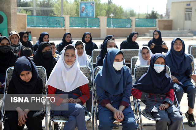 سفره هفت سین کودکان یزدی بر پای مزار پیر قصهگوی ایران