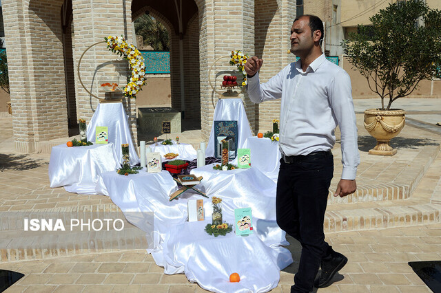 سفره هفت سین کودکان یزدی بر پای مزار پیر قصه‌گوی ایران