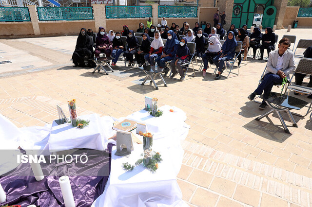 سفره هفت سین کودکان یزدی بر پای مزار پیر قصهگوی ایران