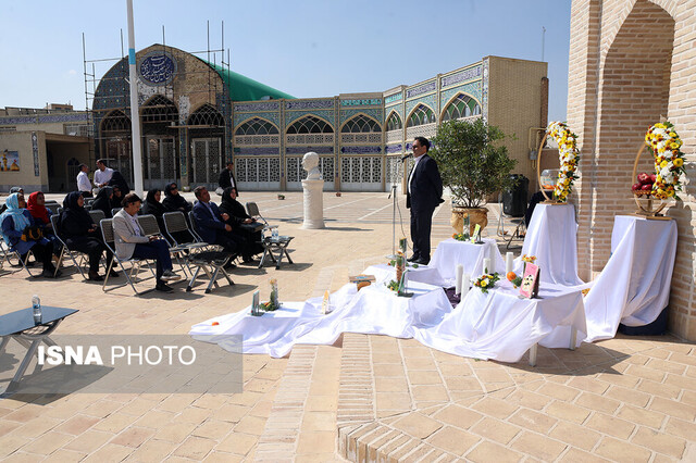 سفره هفت سین کودکان یزدی بر پای مزار پیر قصه‌گوی ایران