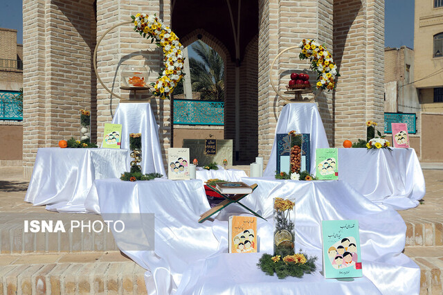 سفره هفت سین کودکان یزدی بر پای مزار پیر قصهگوی ایران