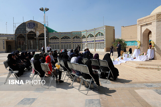 سفره هفت سین کودکان یزدی بر پای مزار پیر قصهگوی ایران