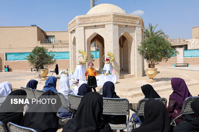 سفره هفت سین کودکان یزدی بر پای مزار پیر قصهگوی ایران