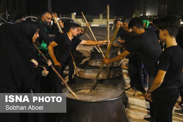 آیین پخت و توزیع آش گندم امام حسینی در اکرمیه یزد