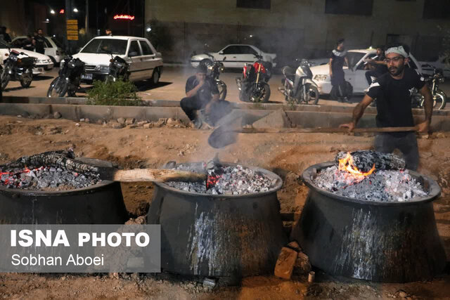 آیین پخت و توزیع آش گندم امام حسینی در اکرمیه یزد