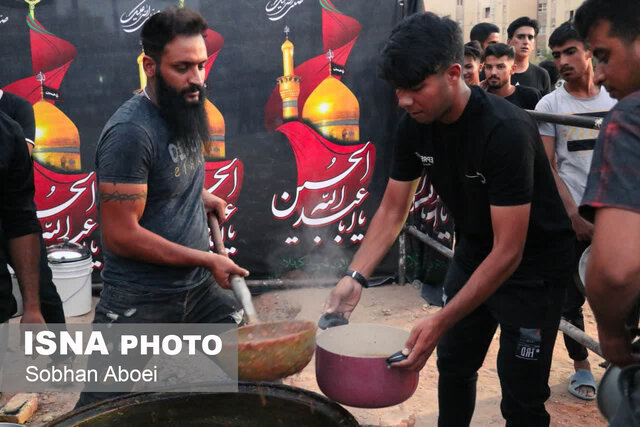 آیین پخت و توزیع آش گندم امام حسینی در اکرمیه یزد