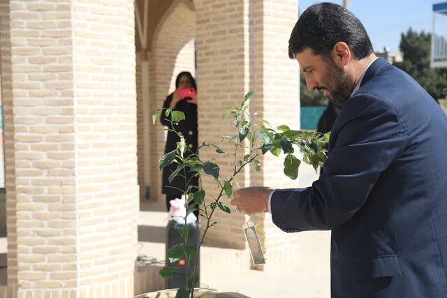 کاشت نهال در آرامگاه پدر ادبیات کودک به یاد نامداران یزدی