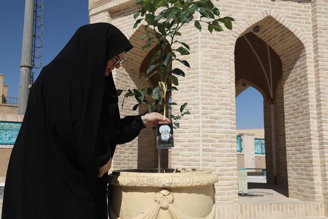کاشت نهال در آرامگاه پدر ادبیات کودک به یاد نامداران یزدی