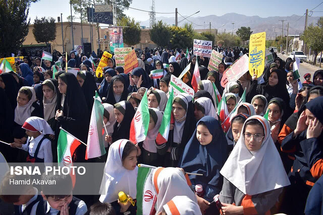 دانش‌آموزان بهابادی در حمایت از کودکان غزه تجمع کردند