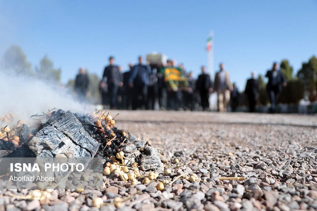 مهماننوازی روستائیان مهریزی از پیکر شهید خوشنام