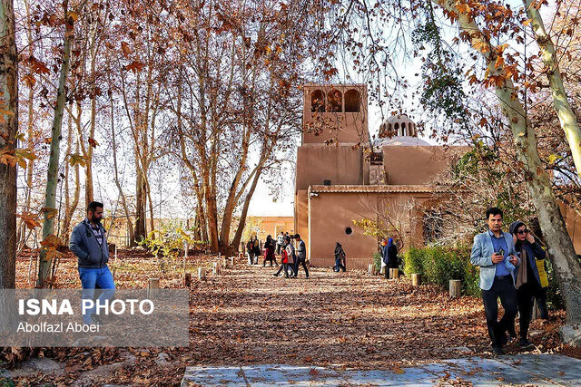 لباسِ پاییزی باغ جهانی پهلوان‌پور مهریز