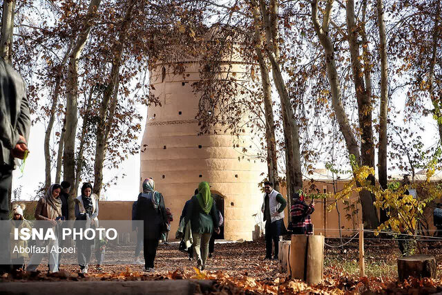 لباسِ پاییزی باغ جهانی پهلوان‌پور مهریز