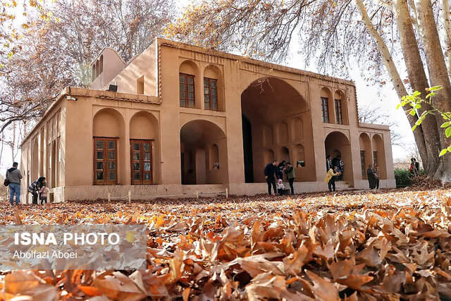 لباسِ پاییزی باغ جهانی پهلوانپور مهریز