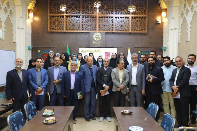 دومین نشست کتاب ماه یزد با عنوان "مِهری عاشقانهای در خون و آتش" برگزار شد