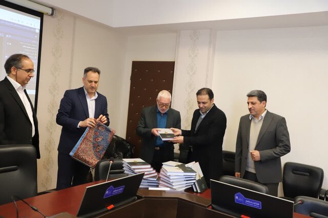 رونمایی از کتاب «نظریه عمومی عوض در حقوق اسلامی» در یزد رونمایی از کتاب «نظریه عمومی عوض در حقوق اسلامی» در یزد