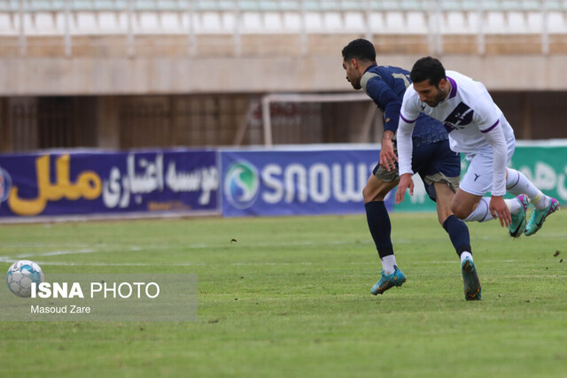 تصویر آرشیوی است. بازگشت چادرملو به صدر لیگ دسته اول فوتبال در روز شکست خیبر