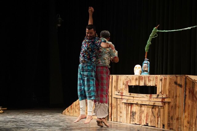 جنگ و صلح در اردکان به روی صحنه رفت