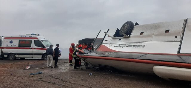 انتقال ۳۶ مصدوم تصادف اتوبوس در جاده ساغند یزد به مراکز درمانی